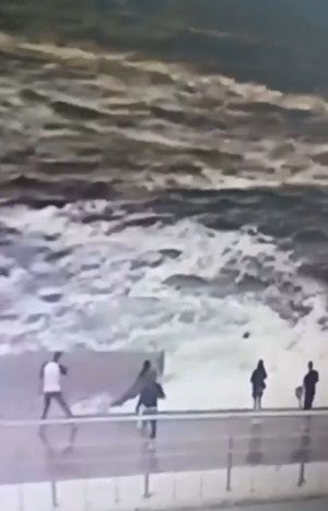 คลื่นซัดตกทะเล