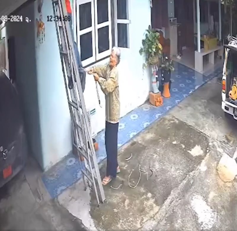 ยายฮีโร่ช่วยช่างโดนไฟดูด