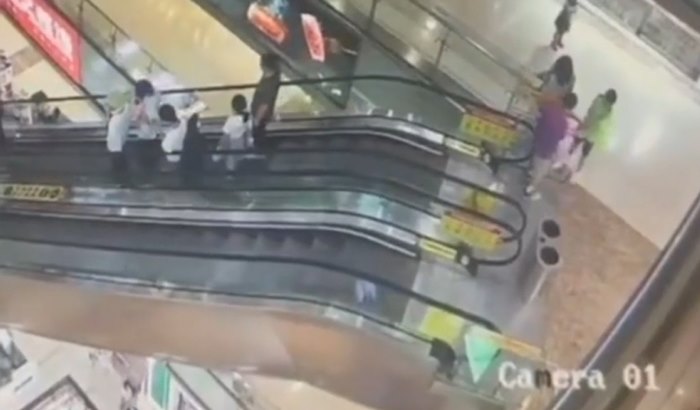 เด็กตกบันไดเลื่อน