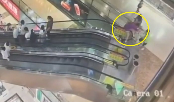 เด็กตกบันไดเลื่อน