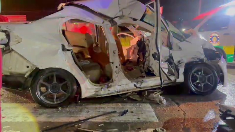 รถชนเสาไฟฟ้า