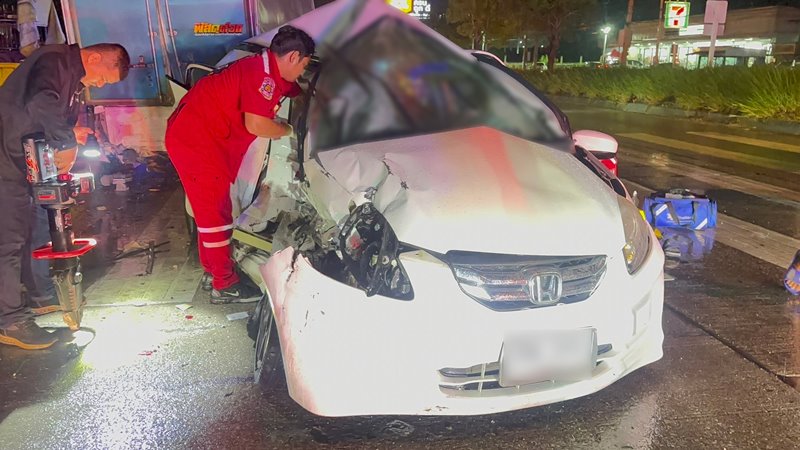 รถชนเสาไฟฟ้า