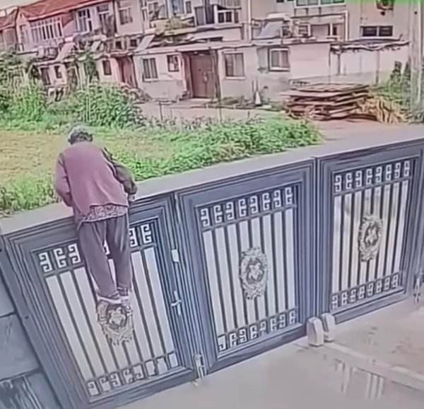 คนแก่ปีนรั้วหนีบ้านพักคนชรา