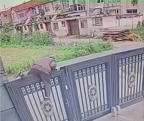 คนแก่ปีนรั้วหนีบ้านพักคนชรา