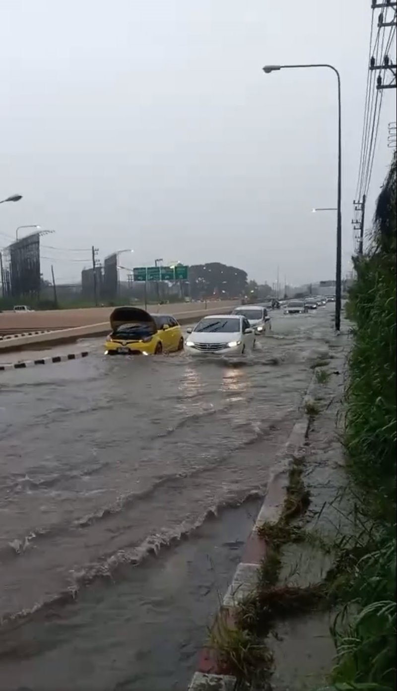 น้ำท่วมเชียงใหม่ ถนนสมโภชเชียงใหม่ 700 ปี