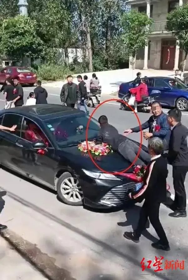 ชายนอนขวางรถแต่งงาน รู้เหตุผลทำคนเดือด เจ้าสาวโกรธจนจะโดดดาดฟ้า