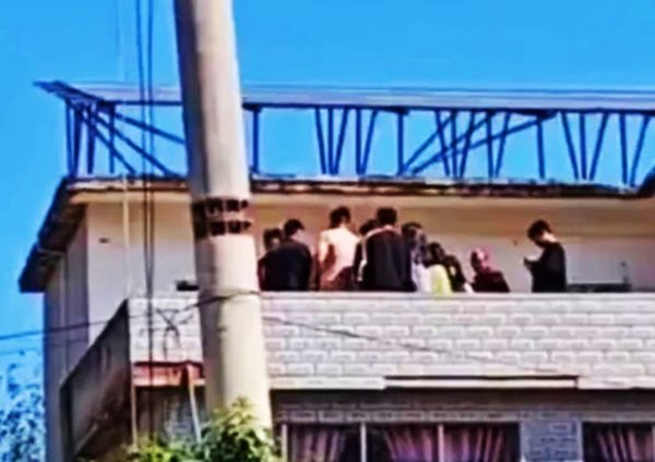 ชายนอนขวางรถแต่งงาน รู้เหตุผลทำคนเดือด เจ้าสาวโกรธจนจะโดดดาดฟ้า