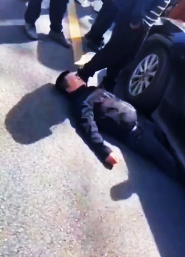 ชายนอนขวางรถแต่งงาน รู้เหตุผลทำคนเดือด เจ้าสาวโกรธจนจะโดดดาดฟ้า