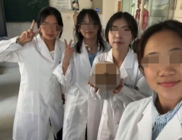 นศ.แพทย์ เซลฟี่กับกะโหลกอาจารย์ใหญ่ ผิดจรรยาบรรณหรือเปล่า