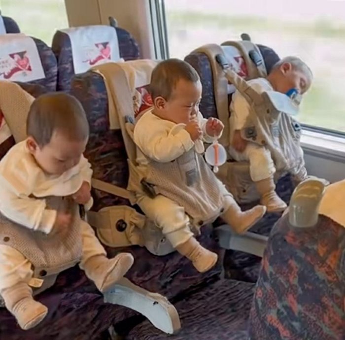 ไวรัลเมื่อให้พ่อเลี้ยงลูก พาลูกแฝดสามนั่งรถไฟ จับแขวนเบาะเรียงแถว