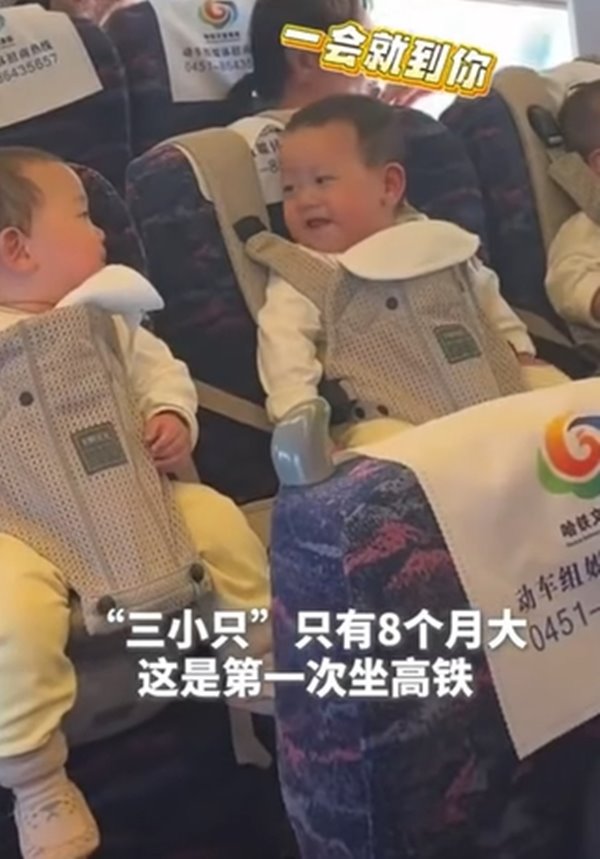 ไวรัลเมื่อให้พ่อเลี้ยงลูก พาลูกแฝดสามนั่งรถไฟ จับแขวนเบาะเรียงแถว