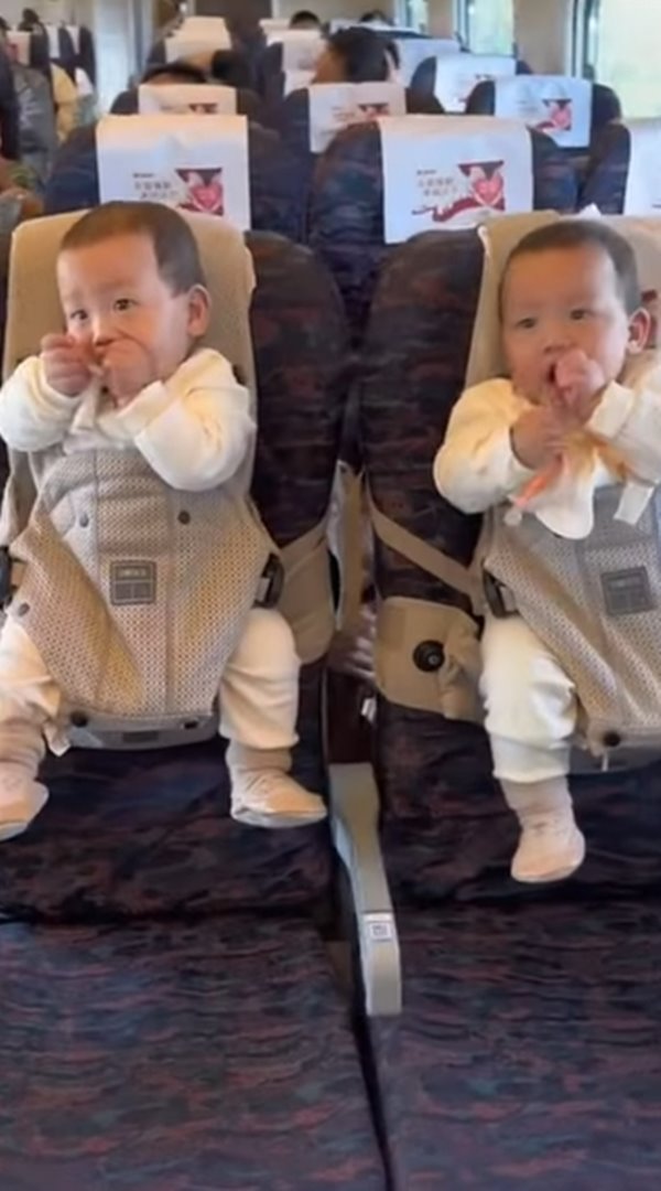 ไวรัลเมื่อให้พ่อเลี้ยงลูก พาลูกแฝดสามนั่งรถไฟ จับแขวนเบาะเรียงแถว