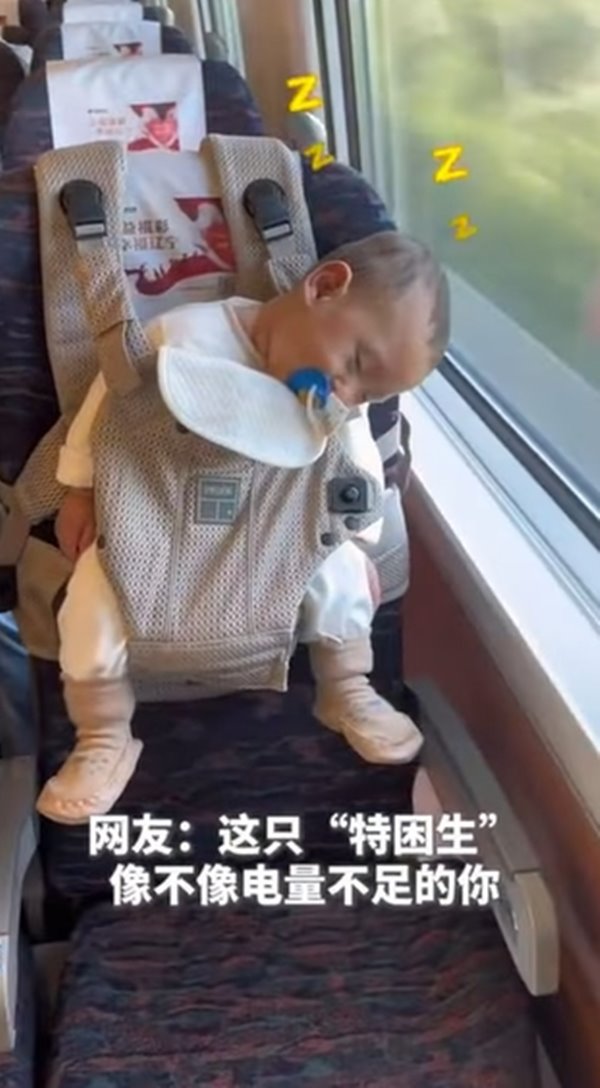 ไวรัลเมื่อให้พ่อเลี้ยงลูก พาลูกแฝดสามนั่งรถไฟ จับแขวนเบาะเรียงแถว