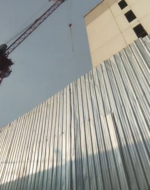 ไรเดอร์ส่งอาหาร เจอลูกค้าอยู่บนเครน ส่งยังไง