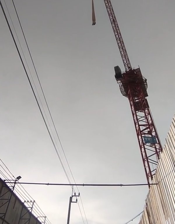 ไรเดอร์ส่งอาหาร เจอลูกค้าอยู่บนเครน ส่งยังไง