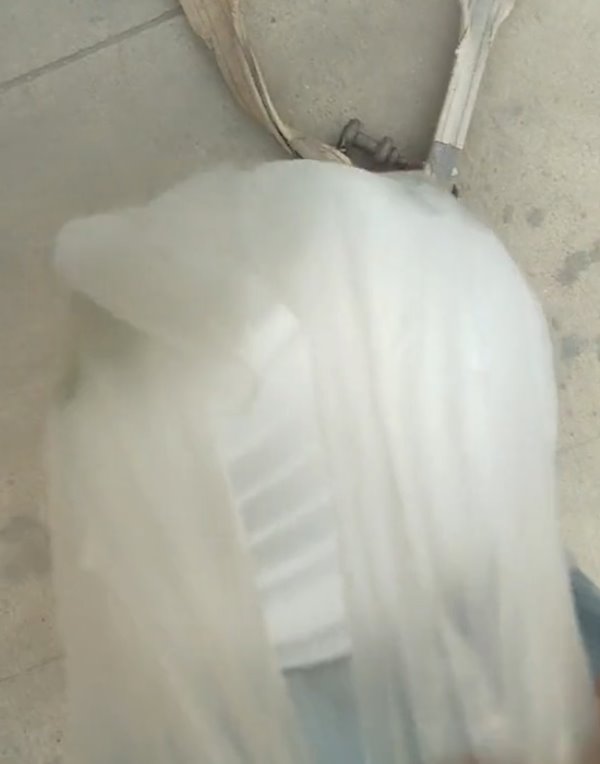 ไรเดอร์ส่งอาหาร เจอลูกค้าอยู่บนเครน ส่งยังไง