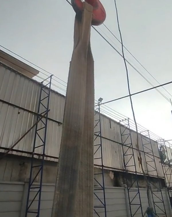 ไรเดอร์ส่งอาหาร เจอลูกค้าอยู่บนเครน ส่งยังไง