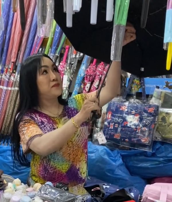 วิธีใช้ร่มพับที่ถูกต้องจากแม่ค้ามือโปรฯ 