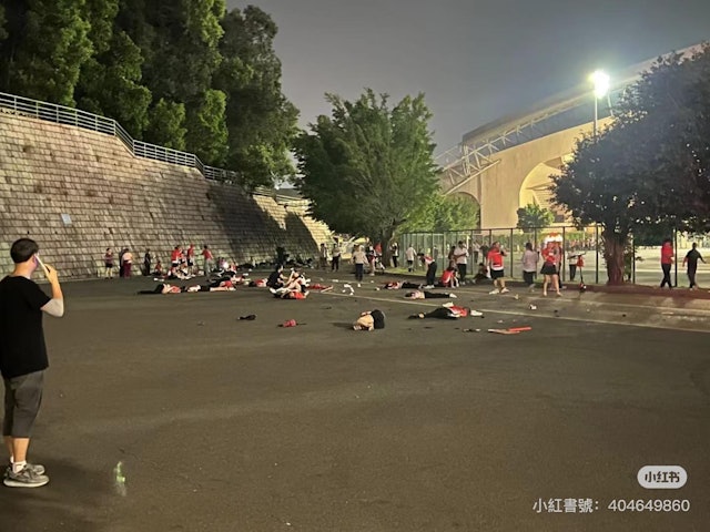 รถพุ่งใส่ฝูงชน กวาดคนล้มระนาวรอบศูนย์กีฬา หลายสิบชีวิตนอนเจ็บ