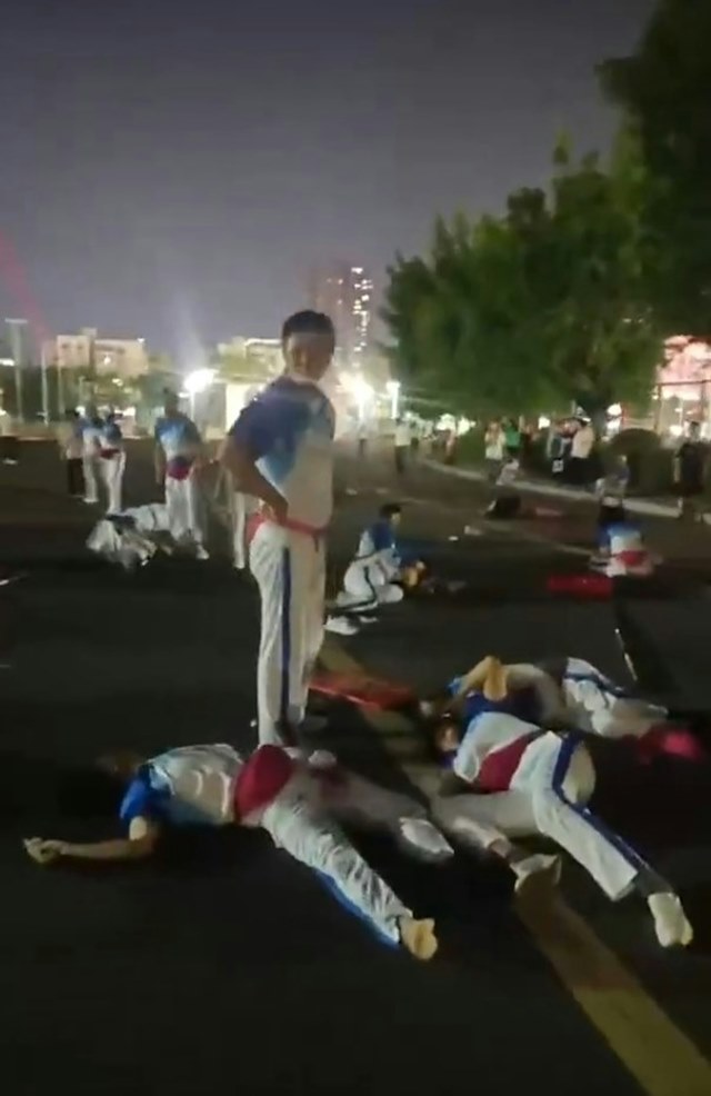 รถพุ่งใส่ฝูงชน กวาดคนล้มระนาวรอบศูนย์กีฬา หลายสิบชีวิตนอนเจ็บ