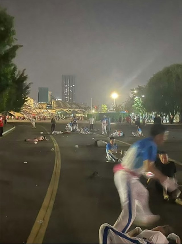 รถพุ่งใส่ฝูงชน กวาดคนล้มระนาวรอบศูนย์กีฬา หลายสิบชีวิตนอนเจ็บ