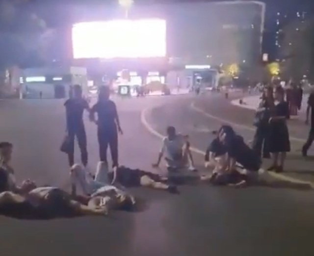 รถพุ่งใส่ฝูงชน กวาดคนล้มระนาวรอบศูนย์กีฬา หลายสิบชีวิตนอนเจ็บ