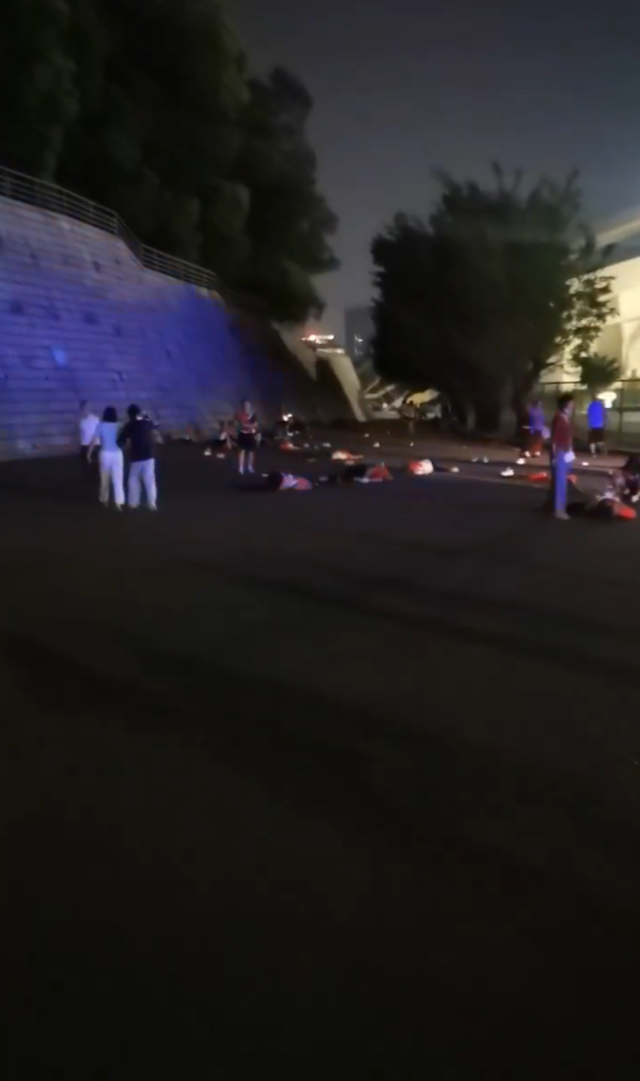 รถพุ่งใส่ฝูงชน กวาดคนล้มระนาวรอบศูนย์กีฬา หลายสิบชีวิตนอนเจ็บ