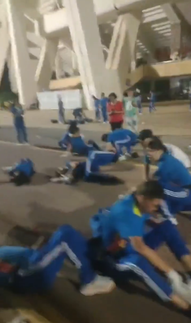 รถพุ่งใส่ฝูงชน กวาดคนล้มระนาวรอบศูนย์กีฬา หลายสิบชีวิตนอนเจ็บ