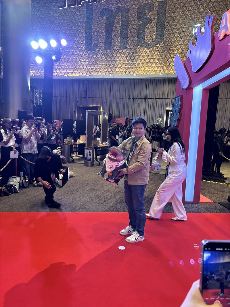 คุณเบนซ์ รับรางวัล TikTok Awards พร้อมเปิดคลิปหมูเด้งขอบคุณทุกคน