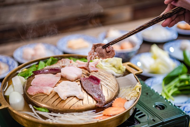 เพจดังโพสต์ภาพ หมูกระทะ ต่างชาติอี๋กันใหญ่ คนไทยแห่ดีเฟนด์