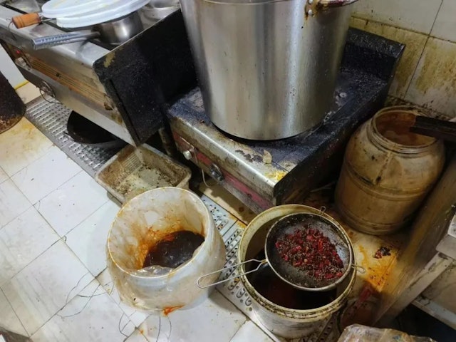 ร้านหม้อไฟใช้น้ำมันจากซุปหมาล่าที่คนกินเหลือ ผสมน้ำซุปใหม่ เสิร์ฟลูกค้า