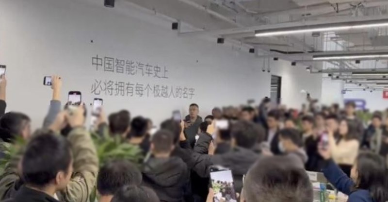 พนักงานรุม CEO หลังรู้ข่าวส่อเลิกจ้าง จี้จ่ายเงินเดือน-ชดเชย