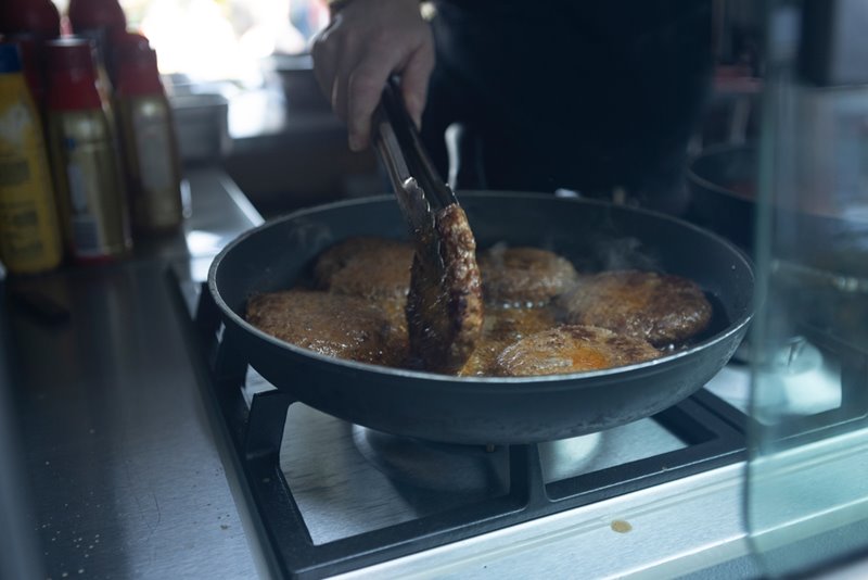 ร้านเบอร์เกอร์ดัง เปิดสูตรลับความนัว ทอดเนื้อในน้ำมันร้อยปี