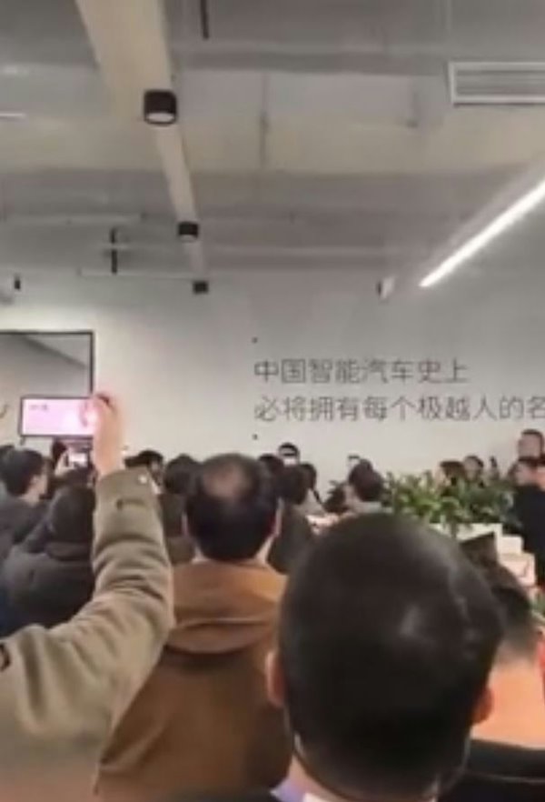 พนักงานรุม CEO หลังรู้ข่าวส่อเลิกจ้าง จี้จ่ายเงินเดือน-ชดเชย