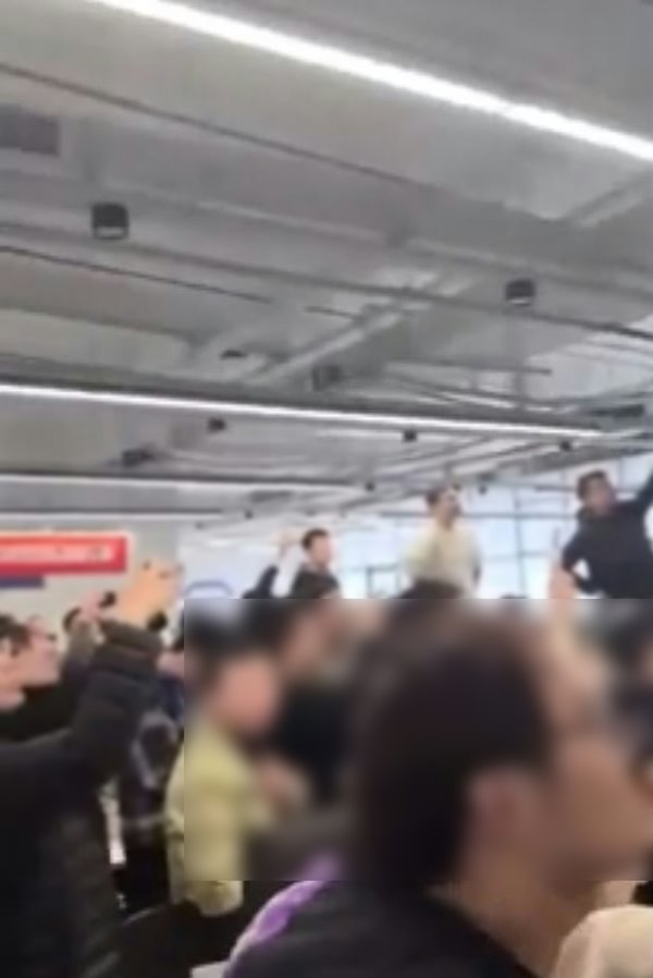 พนักงานรุม CEO หลังรู้ข่าวส่อเลิกจ้าง จี้จ่ายเงินเดือน-ชดเชย