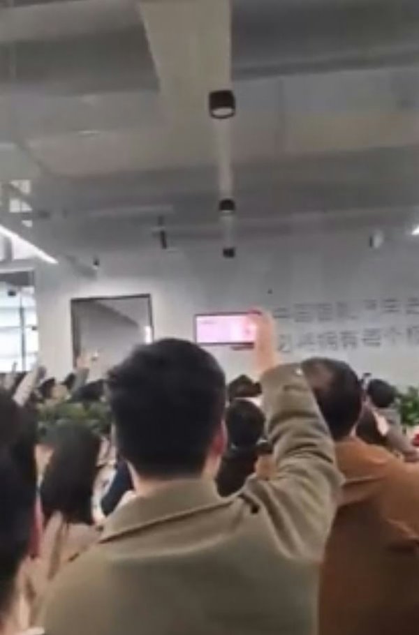 พนักงานรุม CEO หลังรู้ข่าวส่อเลิกจ้าง จี้จ่ายเงินเดือน-ชดเชย