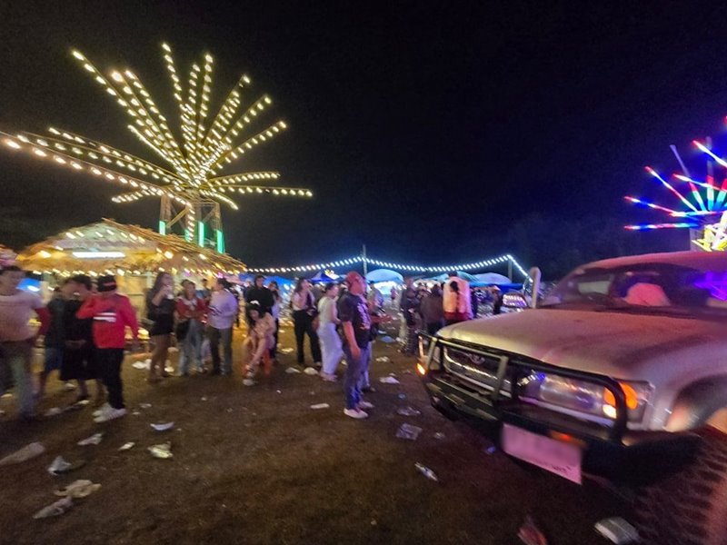 วัยรุ่นปาระเบิดใส่เวทีรำวงอุ้มผาง จ.ตาก เสียชีวิต 3 บาดเจ็บเกือบ 40