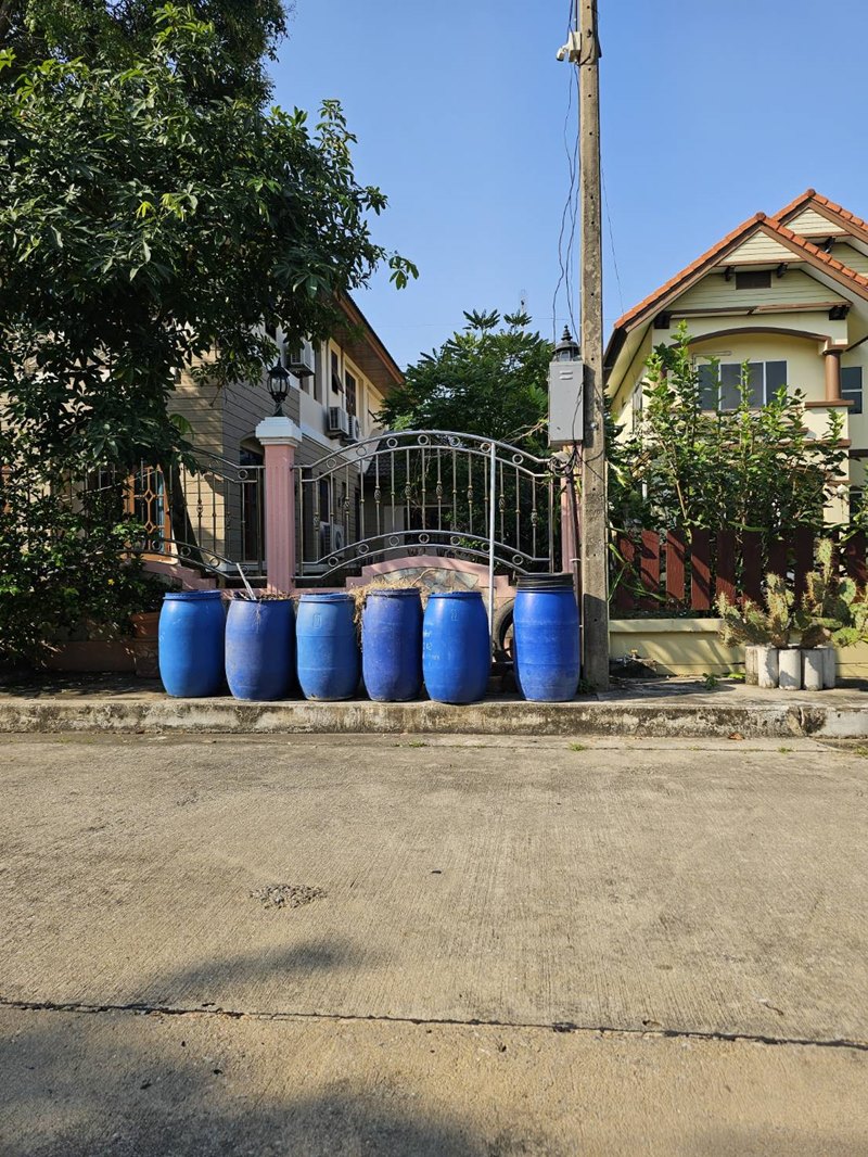 ปัญหาเพื่อนบ้าน ตั้งถังขยะ 6 ถังไว้หน้าบ้าน เห็นแล้วรกตา ชาวเน็ตแนะทางแก้