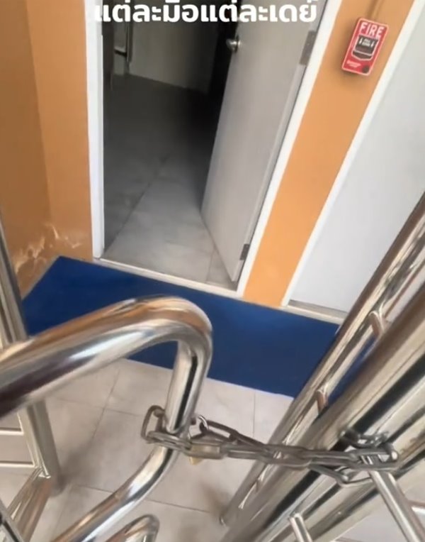 สาวจะเข้าห้องน้ำสาธารณะ แต่ติดประตูหมุน โดนล็อกไว้ เข้าไม่ได้ ถอยก็ไม่ได้