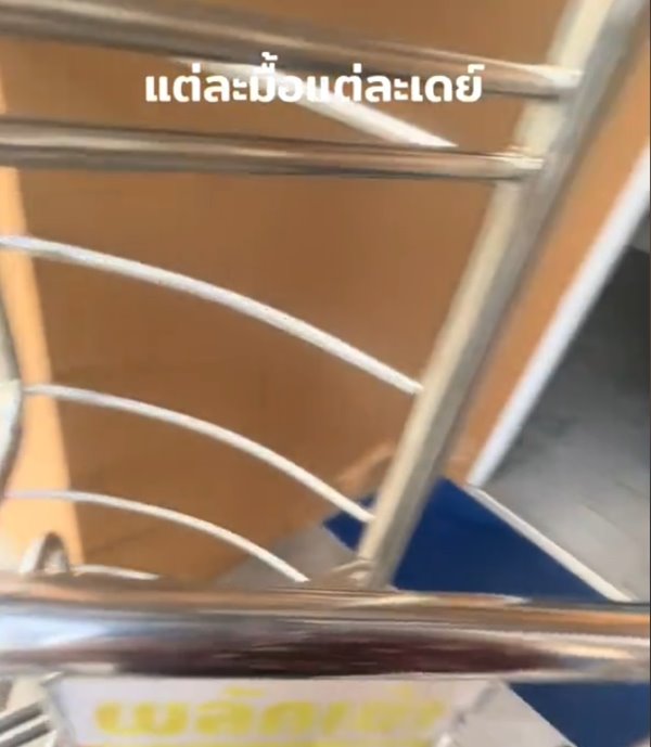 สาวจะเข้าห้องน้ำสาธารณะ แต่ติดประตูหมุน โดนล็อกไว้ เข้าไม่ได้ ถอยก็ไม่ได้