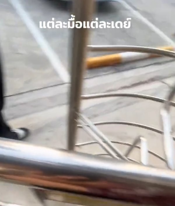 สาวจะเข้าห้องน้ำสาธารณะ แต่ติดประตูหมุน โดนล็อกไว้ เข้าไม่ได้ ถอยก็ไม่ได้