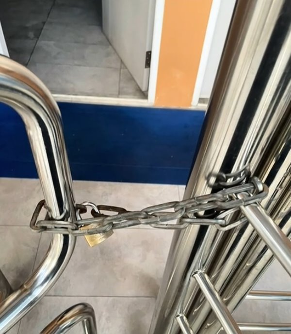 สาวจะเข้าห้องน้ำสาธารณะ แต่ติดประตูหมุน โดนล็อกไว้ เข้าไม่ได้ ถอยก็ไม่ได้