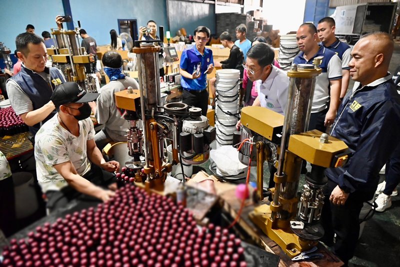 บุกจับเครือข่ายยาแก้ไอปลอม ล็อตใหญ่กว่า 100 ล้าน อึ้งสภาพโรงงาน