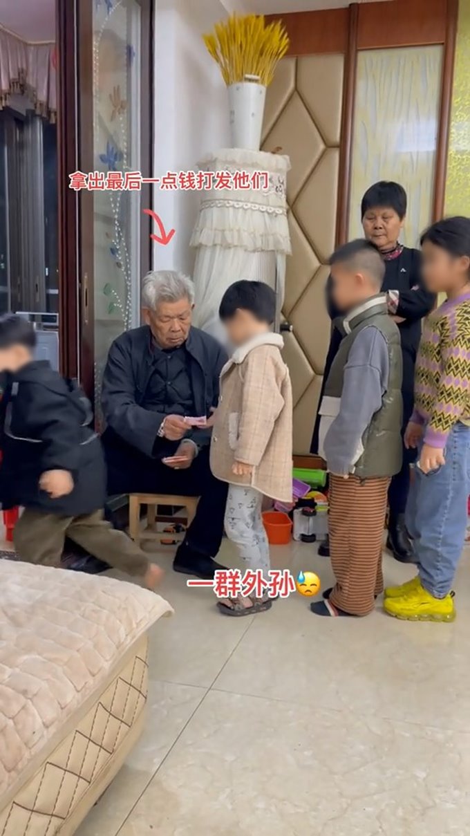 ตรุษจีนกลายเป็นฝันร้ายของอากง เมื่อลูกพาหลานกลับมาเยี่ยมเต็มบ้าน