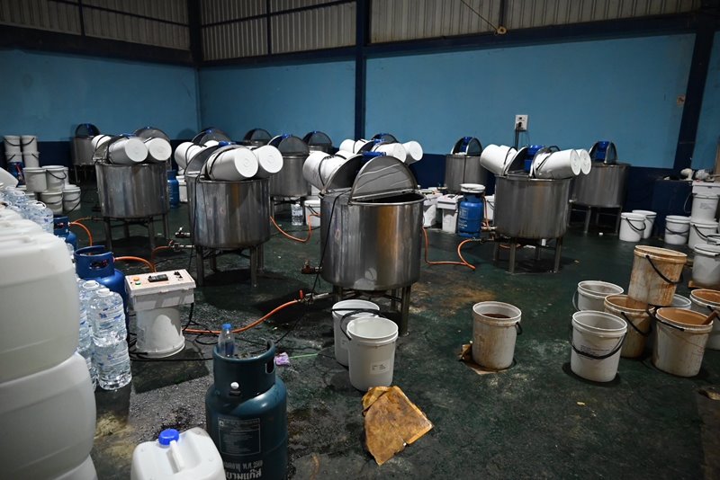 บุกจับเครือข่ายยาแก้ไอปลอม ล็อตใหญ่กว่า 100 ล้าน อึ้งสภาพโรงงาน