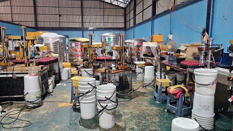 บุกจับเครือข่ายยาแก้ไอปลอม ล็อตใหญ่กว่า 100 ล้าน อึ้งสภาพโรงงาน