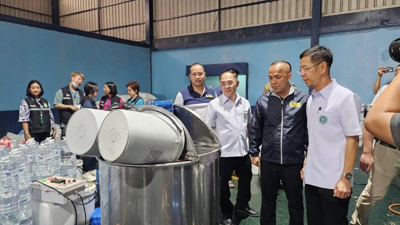 บุกจับเครือข่ายยาแก้ไอปลอม ล็อตใหญ่กว่า 100 ล้าน อึ้งสภาพโรงงาน