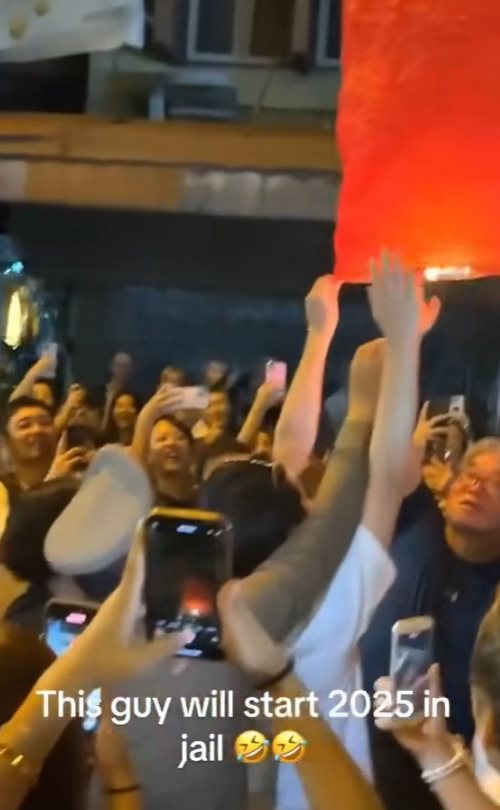 คลิปนักท่องเที่ยวกระชากคอเสื้อตำรวจงานปีใหม่