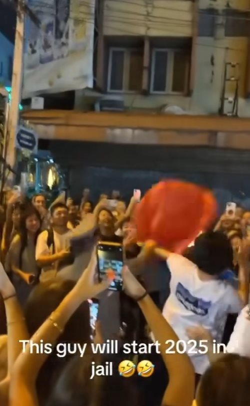 คลิปนักท่องเที่ยวกระชากคอเสื้อตำรวจงานปีใหม่