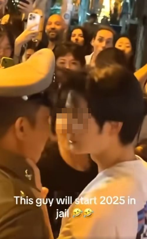 คลิปนักท่องเที่ยวกระชากคอเสื้อตำรวจงานปีใหม่